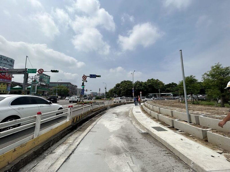 台北市工務局新建工程處表示,為新設堤頂大道通往國道1號堤頂交流道北向匝道,舊宗路2段南向外側車道及國道北上線匝道口將在5月18日至25日的每日22時至翌日6時施工封閉。(台北市新工處提供)中央社記者陳昱婷傳真 114年5月14日