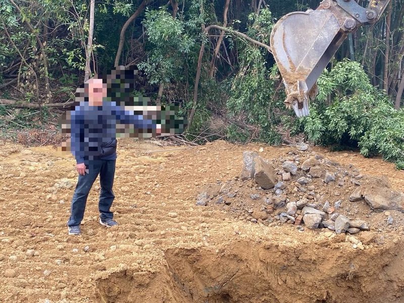 彰化警方14日宣布破獲違規傾倒廢土案,彰化市安溪路有業者進行工廠拆除工程時就地掩埋營建廢棄物,警方循線逮捕呂姓業者及李姓挖土機司機等3人送辦。(警方提供)中央社記者吳哲豪傳真 114年5月14日