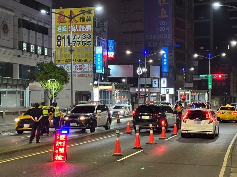 高雄市警察局自12日起展開一連3天酒駕大執法,繼首日就取締26件後,13日再取締酒駕案共35件;其中吳姓男子無故將車停在路中央,酒測值超標,依公共危險罪嫌送辦。(高市交通警察大隊提供)中央社記者洪學廣傳真 114年5月14日