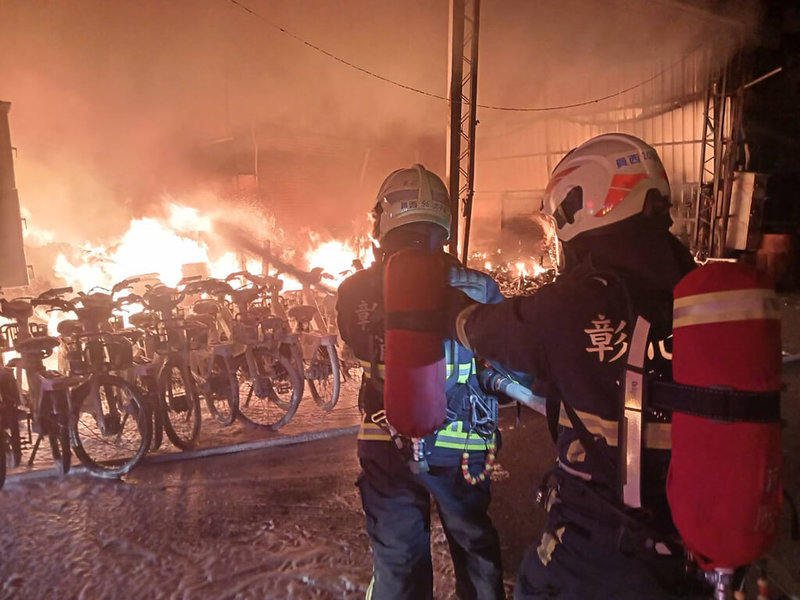 彰化縣員林市MOOVO公共自行車倉儲據點14日凌晨發生火警,消防人員獲報前往布水線灌救。(消防提供)中央社記者鄭維真傳真 114年5月14日