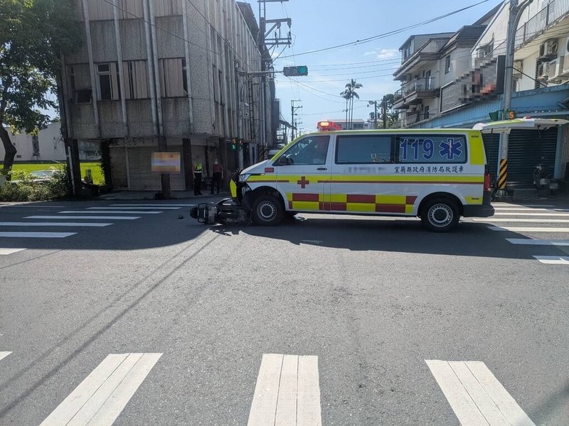 宜蘭縣冬山鄉14日發生救護車與機車相撞事故,賴姓女騎士小腿骨折,消防局獲報後再派遣一輛救護車,將賴女及救護車上傷患送醫治療。(讀者提供)中央社記者王朝鈺傳真 114年5月14日