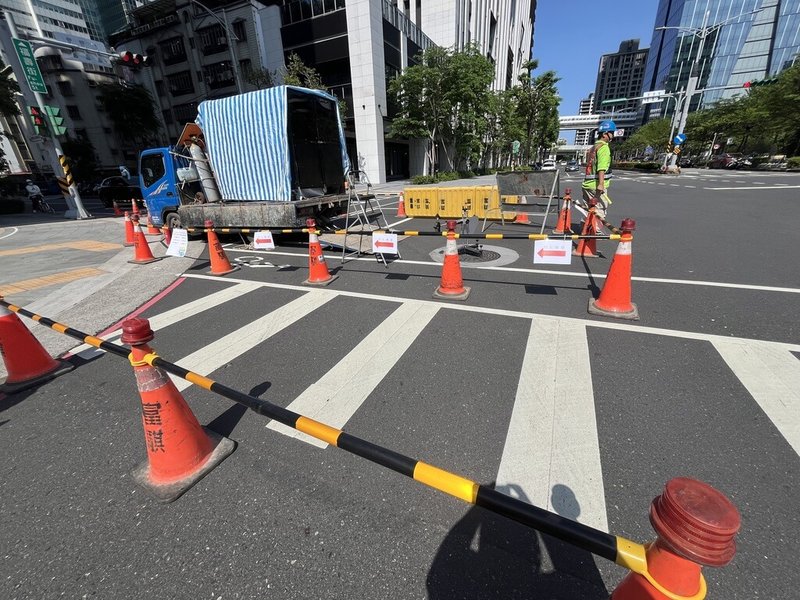 國土署表示,首創「高功率雷射加工技術」能有效提升人孔蓋抗滑能力,目前正在驗證移動式雷射加工機台在現地作業的實用性,優化後的機台體積比原先在實驗室研發階段縮小約1/3,裝在小貨車上後,能將現地既有的人孔蓋進行抗滑延壽加工處理,將選13處試辦。(國土署提供)中央社記者高華謙傳真 114年5月14日