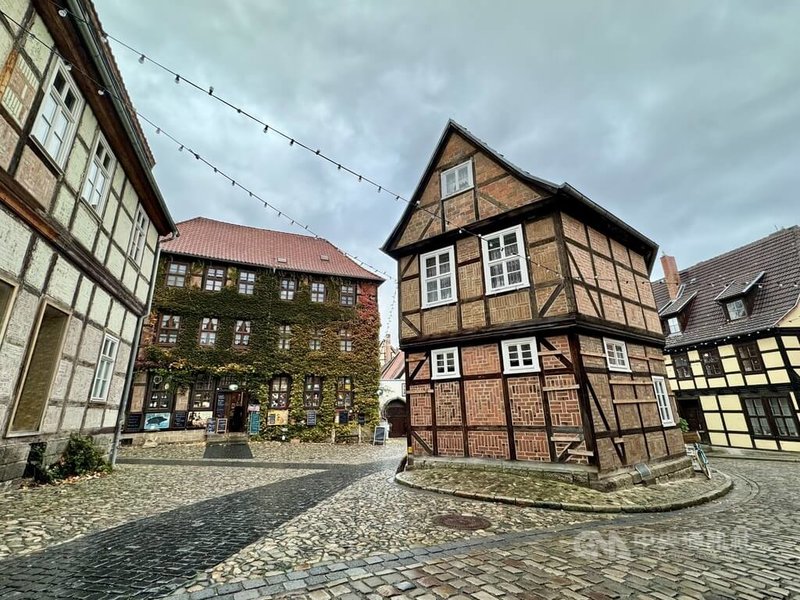 德國薩克森-安哈特邦城市奎德林堡(Quedlinburg)保留大量外露木骨架房屋(Fachwerkhaus),1994年聯合國教科文組織將當地建築列為世界文化遺產。另類選擇黨認為應在觀光中突顯這種來自德國中世紀的傳統建築,彰顯德國特色。中央社記者林尚縈奎德林堡攝 114年5月14日