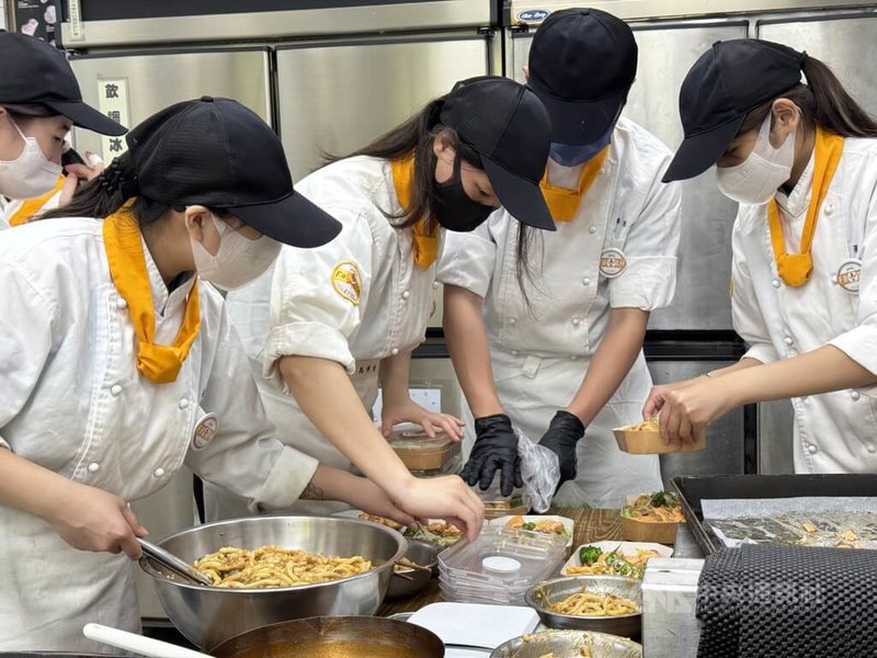 新竹市光復高中餐飲管理科14、15日舉辦「饗愛市集」畢業成果展,學生製作多樣美食以擺攤方式販售,並把部分所得捐給社福團體,幫助有需要的人。中央社記者魯鋼駿攝 114年5月14日