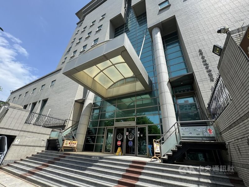 台南地檢署日前偵結民進黨立委林俊憲、王定宇罷免案提議人名冊涉不法,起訴國民黨台南市黨部副主委莊占魁等11人;檢方14日強調,檢方辦案不分顏色,絕無押人取供及羅織罪名。圖為台南地檢署。中央社記者張榮祥台南攝 114年5月14日