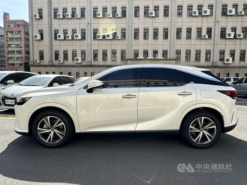 詐團幹部廖姓女子長期滯留海外,以感情詐騙3名美籍被害人新台幣1.7億餘元,廖女返台時落網,透過台美司法互助後中檢依法起訴,並查扣進口轎車等證物。(翻攝照片)中央社記者蘇木春傳真 114年5月14日