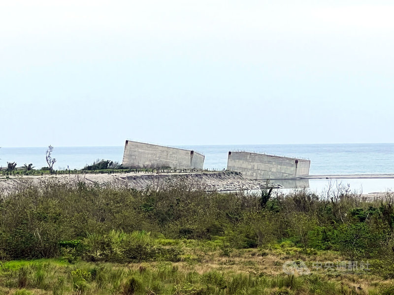 台東縣政府修建富岡漁港,在卑南溪出海口建造2座重逾百噸的沉箱,每座造價新台幣2000萬元,但至今已擱置7年,且逐漸下沉,民意代表要求縣府積極解決,避免遭浪捲入海裡。中央社記者盧太城台東攝 114年5月14日