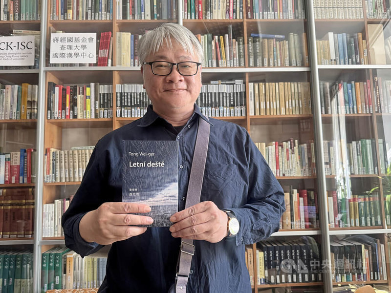 作家童偉格的「西北雨」已被譯為捷克文並出版,讓捷克讀者深入了解台灣的歷史與文化。中央社記者劉郁葶布拉格攝 114年5月14日