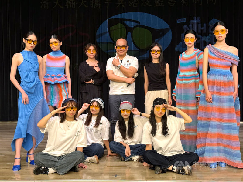 國立清華大學材料系與輔仁大學織品服裝系14日合作舉辦服裝秀,模特兒身穿以「萬花筒」為設計靈感的服飾,搭配防藍光眼鏡,呈現科技與時尚。中央社記者魯鋼駿攝 114年5月14日