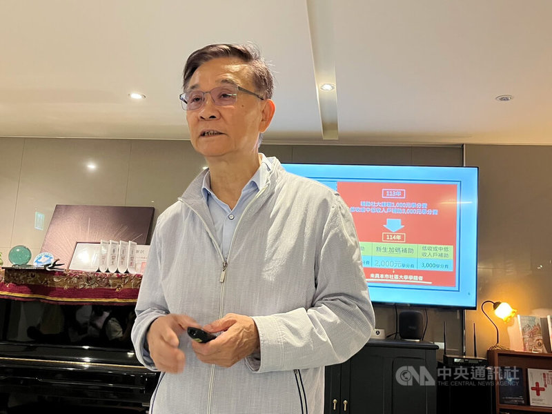 台北市政府教育局宣布114年「樂齡市民進修券」擴大辦理,教育局長湯志民(圖)14日指出,今年補助方案更加彈性多元,下修原本65歲的年紀,並放寬名額,舉凡設籍台北市且年滿55歲的市民都可申請。中央社記者楊淑閔攝 114年5月14日