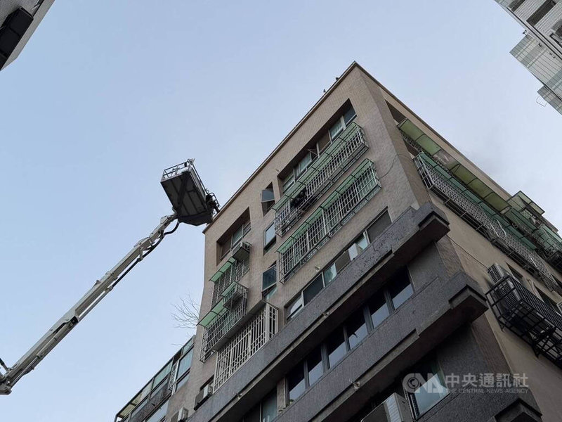 台中市消防局14日晚間獲報，南屯區1處社區住宅發生火警，警消到場撲滅並升梯救援，受困3人意識清楚、無受傷。（翻攝照片）中央社記者蘇木春傳真  114年5月14日