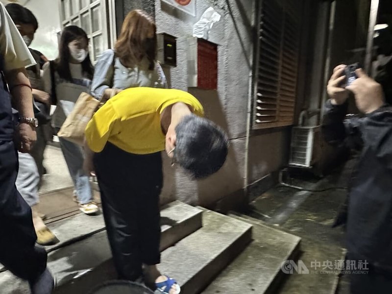 花蓮地檢署14日起訴涉查水表案的縣府民政處長明良臻等3名官員,下午移審地院,晚間裁處明良臻以新台幣50萬元交保,限制住居及限制出境、出海8個月。圖為明良臻(前左)晚間步出法院,鞠躬向各界道歉。中央社記者李先鳳攝 114年5月14日