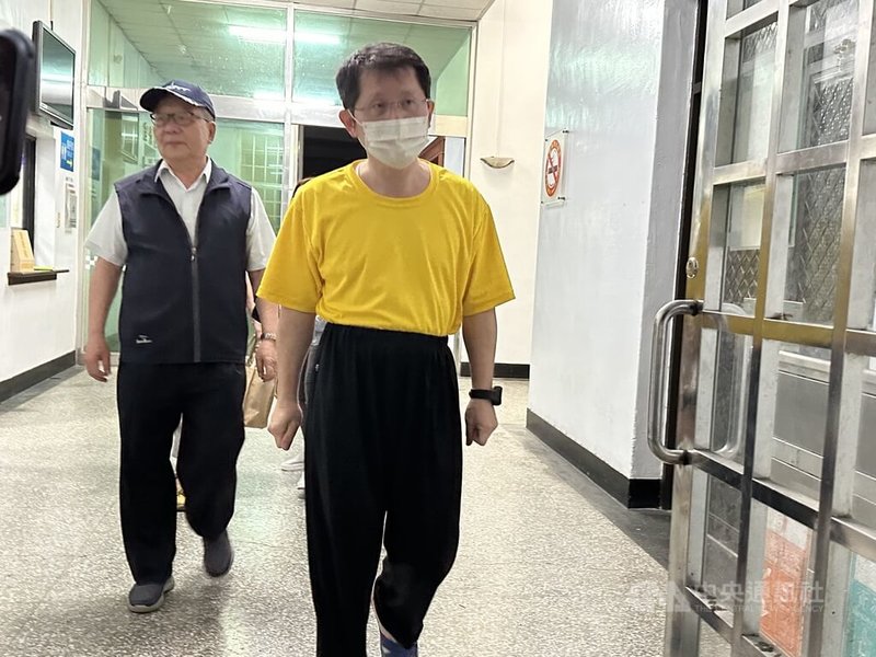 花蓮地檢署14日起訴涉查水表案的縣府民政處長明良臻等3名官員,下午移審花蓮地方法院,地院召開接押庭後裁定以新台幣50萬元交保,限制住居及限制出境、出海8個月,並以電子設備監控行蹤。圖為明良臻(右)在父親(左)等人陪同下步出法院。中央社記者李先鳳攝 114年5月14日