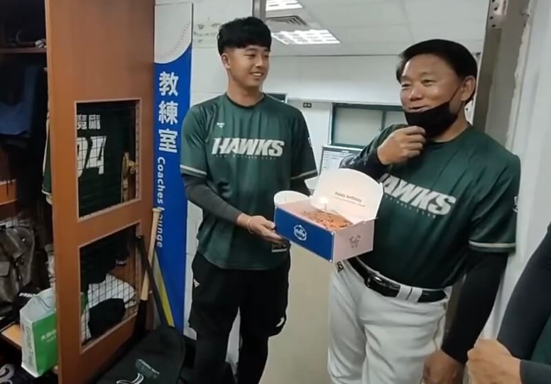 中華職棒台鋼雄鷹14日作客新莊棒球場與富邦悍將交手,恰逢雄鷹教頭洪一中(右)64歲生日,球隊賽前端出蛋糕替他慶生。(台鋼雄鷹隊提供)中央社記者楊啟芳傳真 114年5月14日