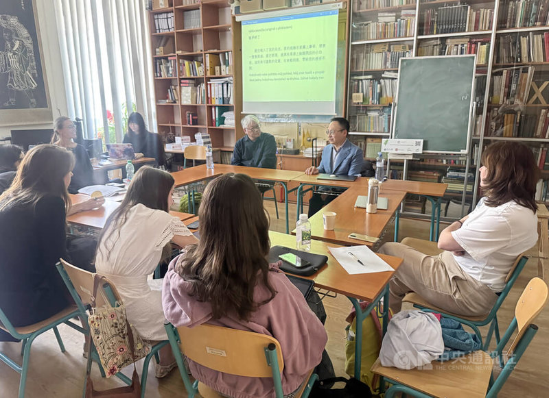 「國際脈絡中的台灣文學」工作坊12、13日在捷克舉行,長期關注性別與酷兒文學的作家紀大偉(後右1),提出跨語言、跨文化的思辨視角;童偉格(後左2)則分享書寫經驗,以及討論文學在不同語境中重新被理解與詮釋。中央社記者劉郁葶布拉格攝 114年5月14日