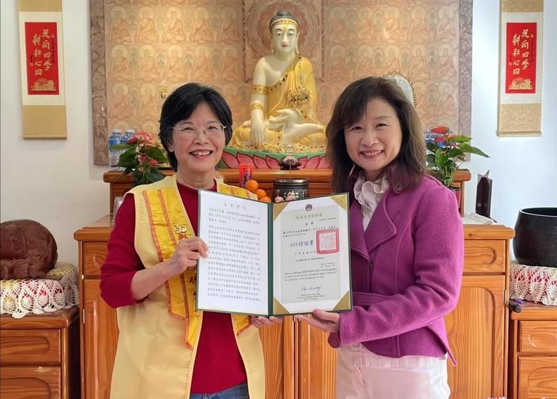 駐開普敦辦事處僑務秘書李綺霞(左)頒發僑務顧問聘書給國際佛光會開普敦協會會長劉治民(右)。(駐開普敦辦事處提供)中央社記者施婉清開羅傳真 114年5月14日