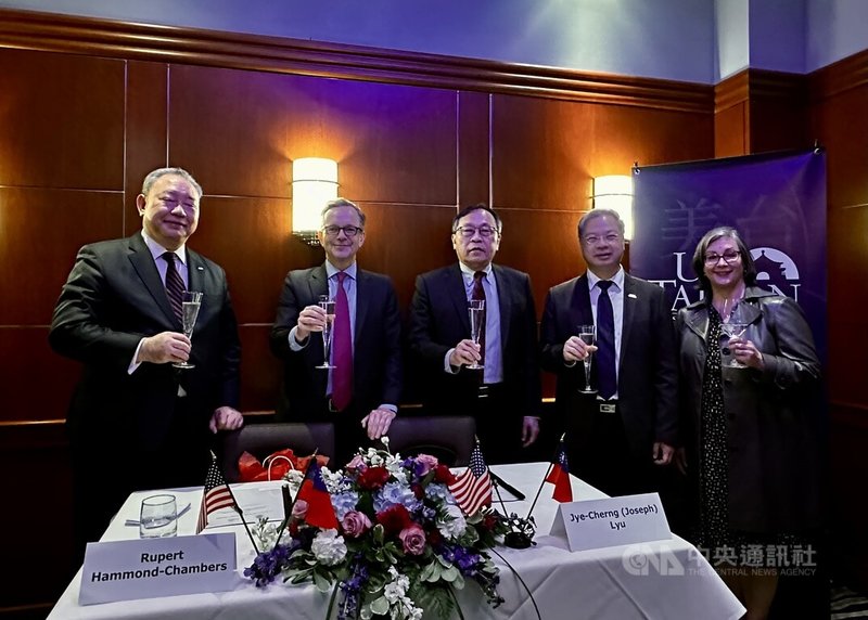 美台商業協會與中華民國國際經濟合作協會13日簽署合作備忘錄,美台商會會長韓儒伯(左2)、國經協會理事長呂桔誠(右3)、行政院秘書長龔明鑫(右2)、駐美代表俞大㵢(左1)、AIT華盛頓總部執行理事藍鶯(右1)等人出席。中央社記者侯姿瑩華盛頓攝 114年5月14日