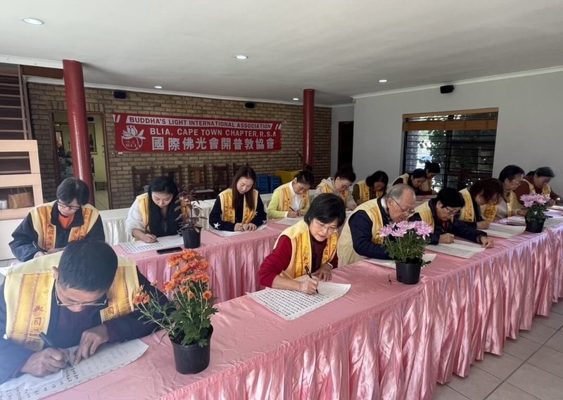 國際佛光會開普敦協會會員5月11日響應「516佛光日」全球抄經日活動,在開普敦禪淨中心藉抄寫心經,同時慶祝年度國際母親節及5月16日佛光日。(駐開普敦辦事處提供)中央社記者施婉清開羅傳真 114年5月14日