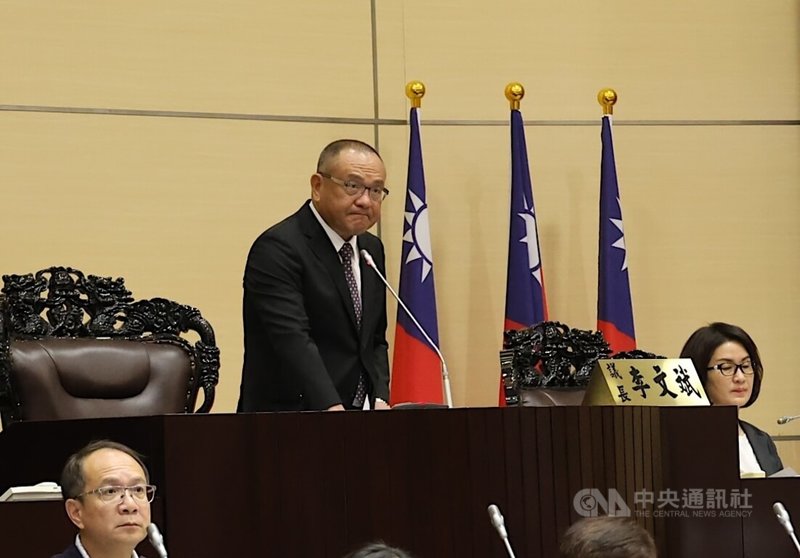 苗栗縣議長李文斌(立者)兒子疑因賭債糾紛涉妨害自由案,14日遭檢方聲請羈押獲准。李文斌透過臉書發文,自責沒有把孩子教好,願意接受所有批評與指責,但也提到,兒子已是30歲成年人,「禍福自招,該獨自面對自己不明智的錯誤,承擔責任」。圖為李文斌主持議事。中央社記者管瑞平攝 114年5月14日