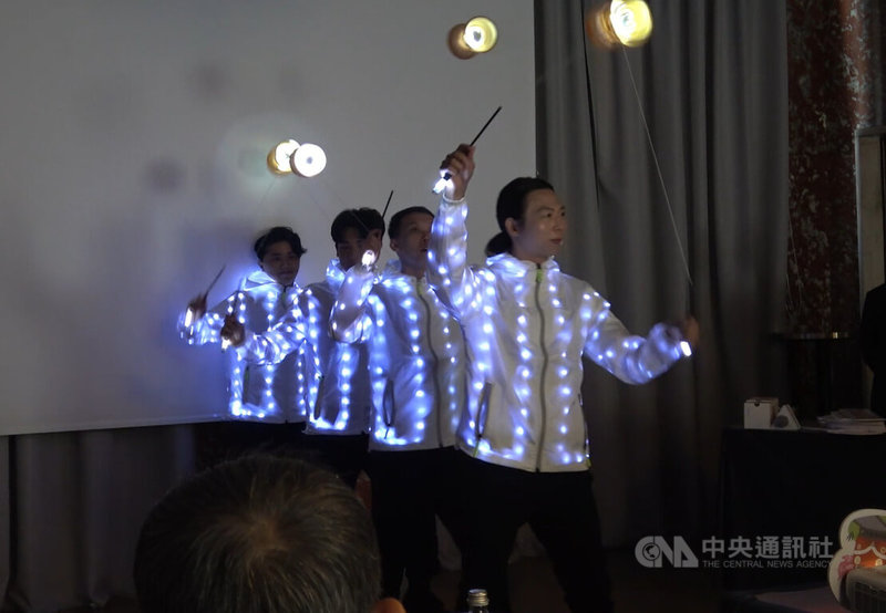交通部觀光署到羅馬推廣台灣旅遊,活動開場邀請虎劇團表演扯鈴舞蹈,聲光效果佳。中央社記者黃雅詩羅馬攝 114年5月14日