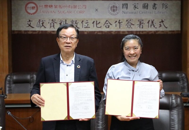 台糖董事長吳明昌(左)與國家圖書館館長王涵青簽署「文獻資料數位化合作協議書」。(台糖提供)中央社記者曾智怡傳真 114年5月14日