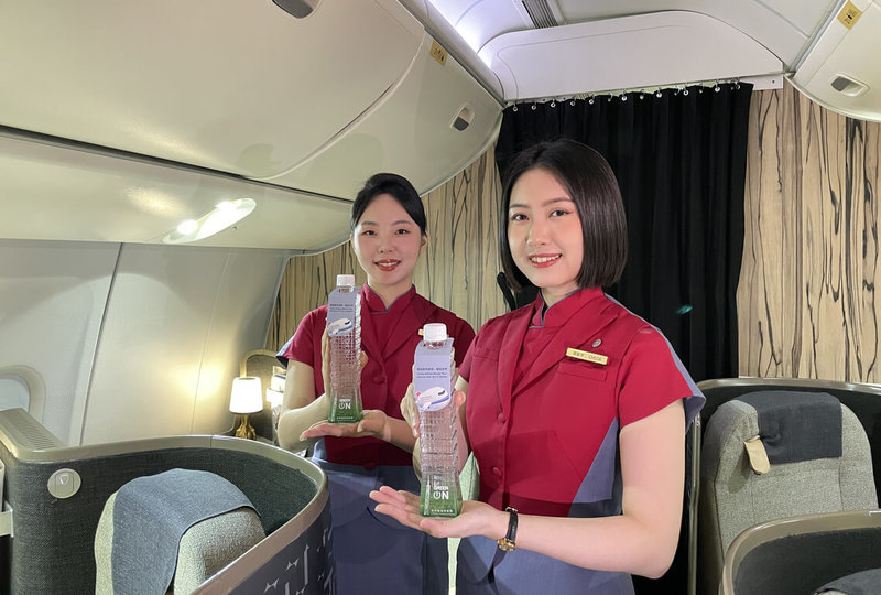 中華航空即日起到26日,將在紐約等北美航線的商務艙提供外觀是台北101造型的瓶裝水。(中華航空提供)中央社記者余曉涵傳真 114年5月14日