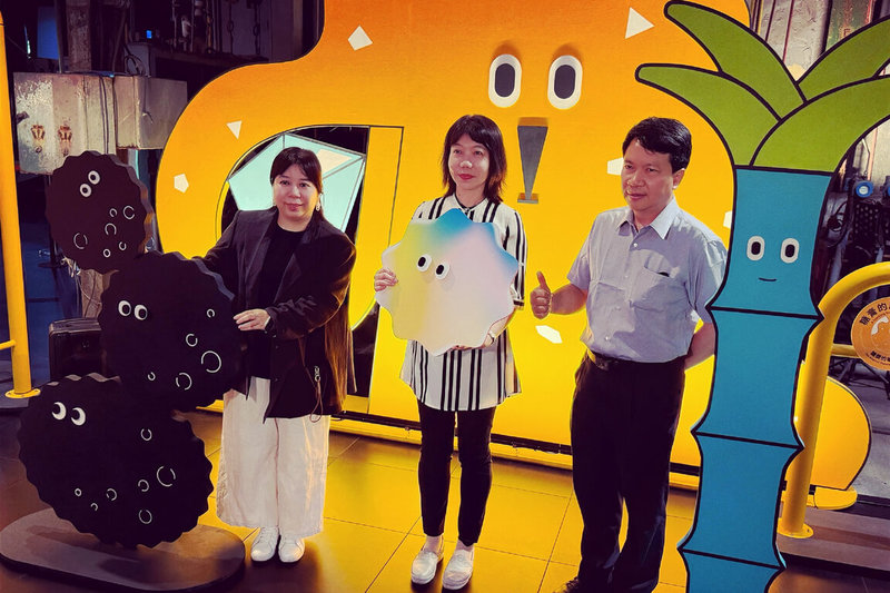 十鼓文創園區14日舉辦新常設展「一粒糖的旅行」開展儀式,台南市文化局長黃雅玲(中)、宜東文化總監羅健毓(左)等出席。(十鼓提供)中央社記者楊思瑞台南傳真 114年5月14日