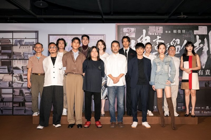 電影「搜查瑠公圳」即將上映,演員張世(前排左起)、朱軒洋、出品人邱瓈寬、導演賴俊羽、伯樂影業總經理林敬修、演員吳卓源等人14日出席首映會。(伯樂影業提供)中央社記者王心妤傳真 114年5月14日