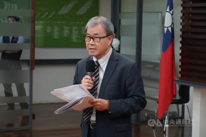 陸委會近期示警,中共招攬台灣青年參加交流活動,恐淪為統戰。教育部長鄭英耀(圖)14日表示,師生交流是好事,但國際交流不要只想到中國,也鼓勵到歐美、東南亞、東北亞等國,畢竟這些地方不論在風景、人文環境甚至學術上也都有值得學習之處。中央社記者陳至中台北攝 114年5月14日