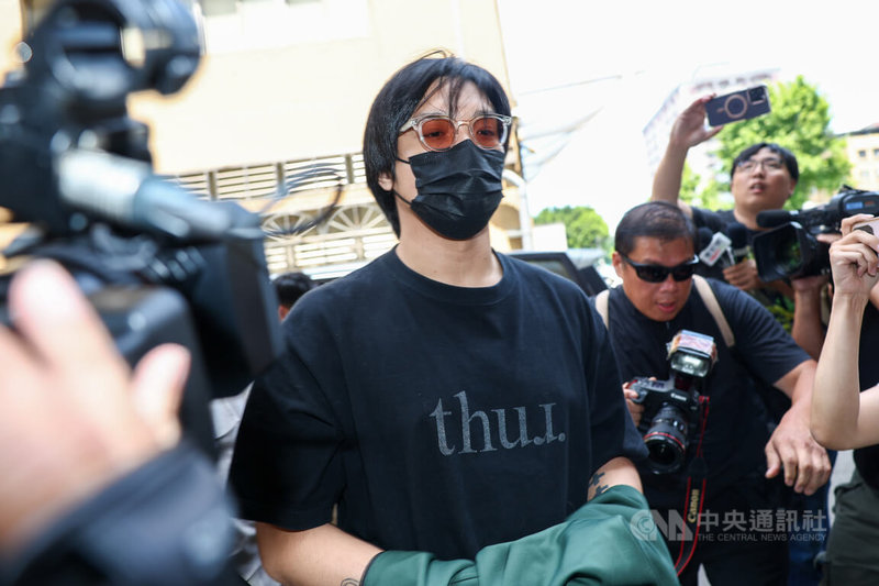 檢警偵辦藝人涉逃避兵役案,14日擴大搜索對象,藝人李銓(中)遭警方移送新北地檢署複訊。中央社記者王騰毅攝 114年5月14日