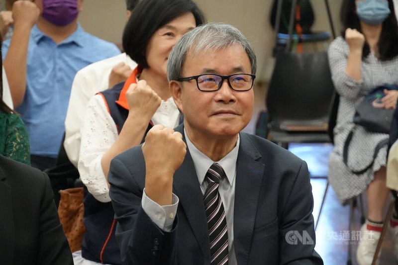 教育部、國家通訊傳播委員會、衛生福利部、數位發展部14日一同舉行記者會,宣示「攜手共護網路新世代」。教育部長鄭英耀(前)表示,校園手機使用原則將公告,以「集中管理」為原則,但尊重各校與師生、家長共同討論和制定出的管理方式。中央社記者陳至中台北攝 114年5月14日