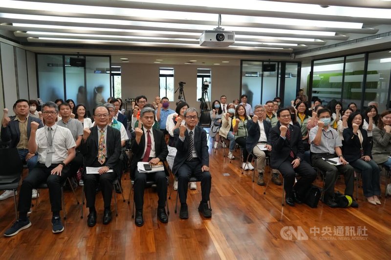 教育部、國家通訊傳播委員會、衛生福利部、數位發展部14日一同舉行記者會,宣示「攜手共護網路新世代」,將推出免費數位工具包、強化數位素養與親職教育、深入校園宣導、結合社會資源擴大數位風險防護功能。教育部長鄭英耀(前左4)、國教署長彭富源(前左3)等人與會。中央社記者陳至中台北攝 114年5月14日