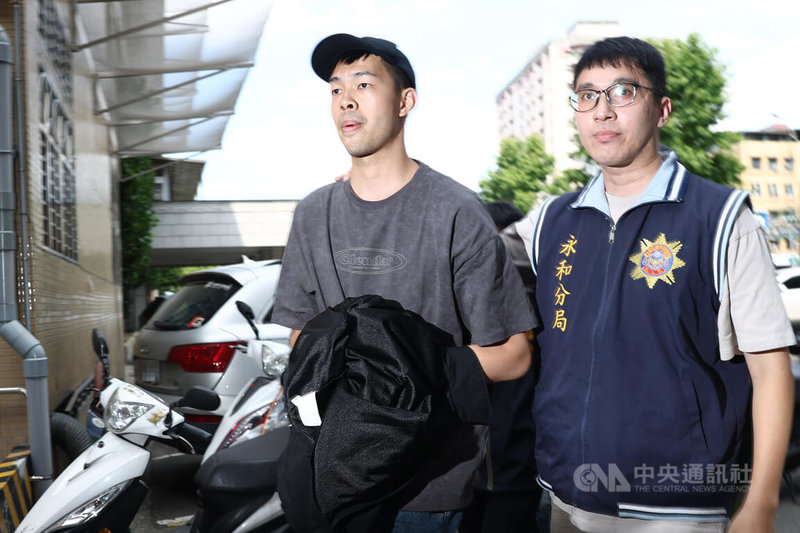 檢警偵辦藝人涉逃避兵役案,14日擴大搜索對象,藝人陳大天(左)被移送新北地檢署複訊。中央社記者王騰毅攝 114年5月14日