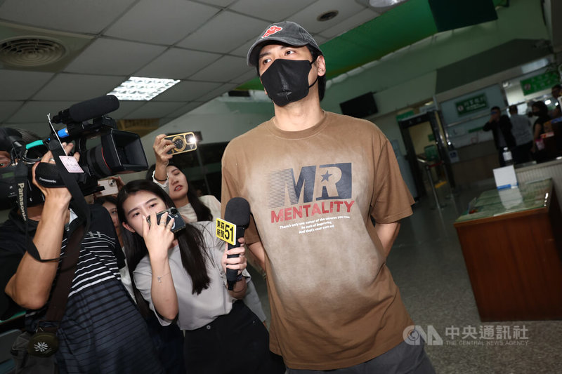 檢警擴大偵辦藝人涉妨害兵役案,14日下午將藝人陳零九(中)拘提到案,傍晚移送新北檢複訊,檢方訊後,諭令陳零九以新台幣30萬元交保。中央社記者王騰毅攝 114年5月14日