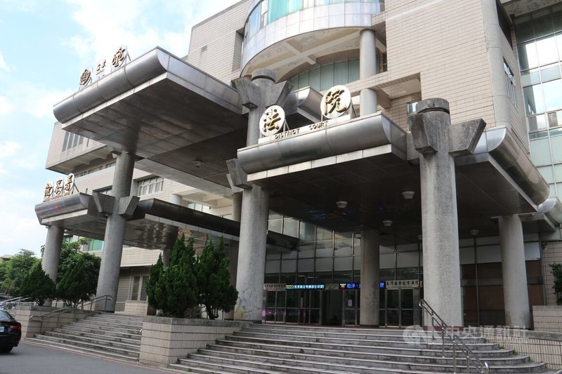 苗栗市一間飲料店12日晚間發生妨害自由案件,多名人士到場強行擄人上車,警方循線拘提4名嫌疑人到案,其中包含國民黨籍苗栗縣議長李文斌的兒子,檢方14日凌晨向法院聲押禁見。中央社記者管瑞平攝 114年5月14日