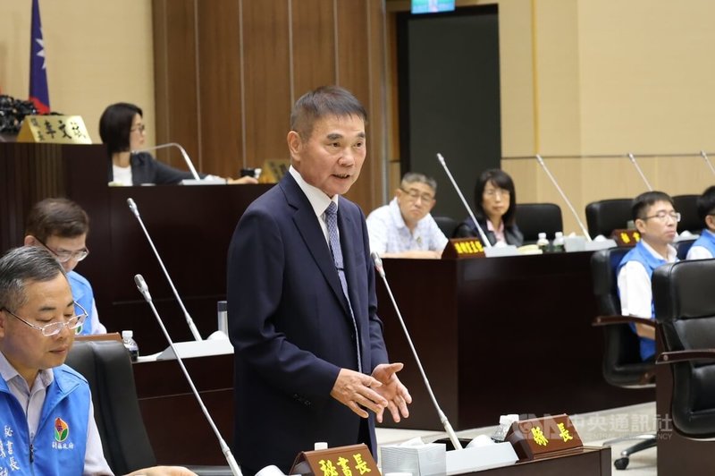 民團發起苗栗2席國民黨立委罷免案,因2階連署數不足未送件。縣長鍾東錦(立者)14日呼籲,目前針對3名民進黨縣議員罷免案「也應按下停止鍵」,才能讓民意代表專注在地方建設與民眾需求,不應陷入無止境的政治鬥爭。圖為鍾東錦在議會答詢。中央社記者管瑞平攝 114年5月14日