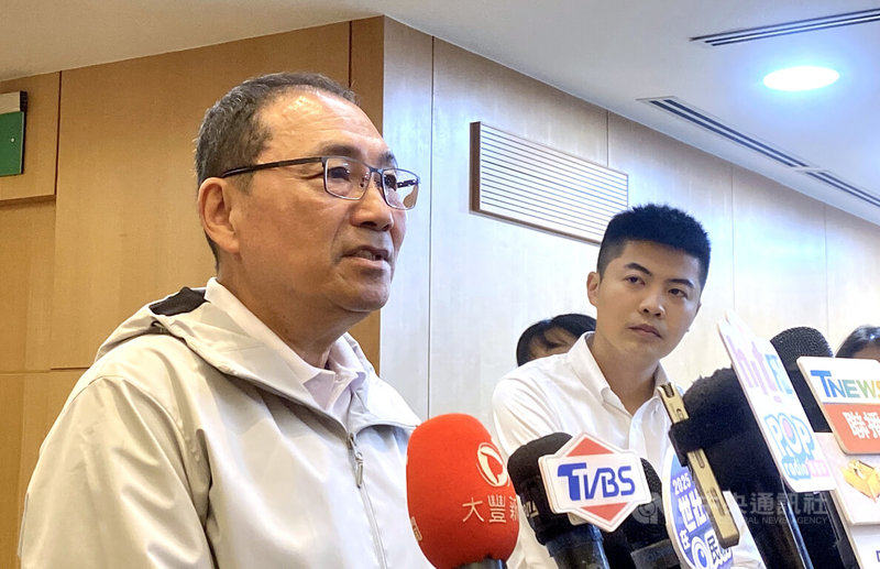立法院三讀通過修正核管法,核電廠延役最長為20年。新北市長侯友宜(前左)14日接受聯訪表示,核電是穩定的能源,若中央不使用核電,應清楚告訴人民能源配比為何。中央社記者黃旭昇新北攝 114年5月14日