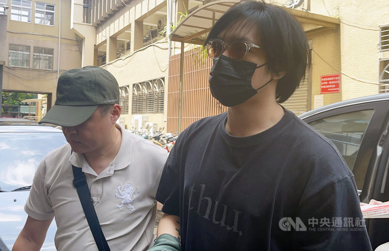 檢警偵辦藝人涉逃避兵役案,14日擴大搜索,昔日男團「超克7」成員李銓(右)下午移送新北地檢署複訊。中央社記者趙敏雅攝 114年5月14日