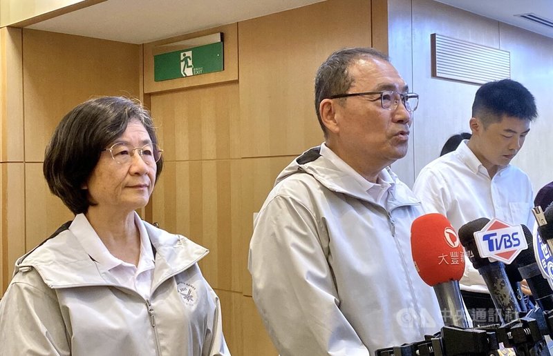 新北市長侯友宜（左2）、衛生局長陳潤秋（左1）14日在市政會議後接受媒體聯訪，說明新北將上路的鼓勵生育3項實質補助，包含全國最高的醫療性凍卵加碼補助、「解凍卵助好孕」補助及醫療性凍精補助。中央社記者黃旭昇新北攝  114年5月14日