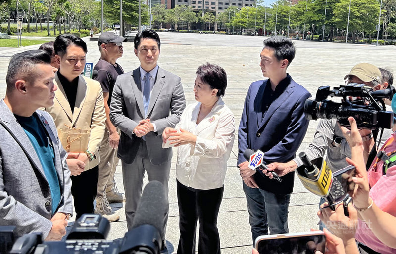 「台中捷運藍線BM01標機電系統暨機廠與主變電站統包工程」,14日在台中市政府舉行簽約儀式,會後台中市長盧秀燕(左4)陪同台北市長蔣萬安(左3)導覽台中市政府。中央社記者郝雪卿攝 114年5月14日