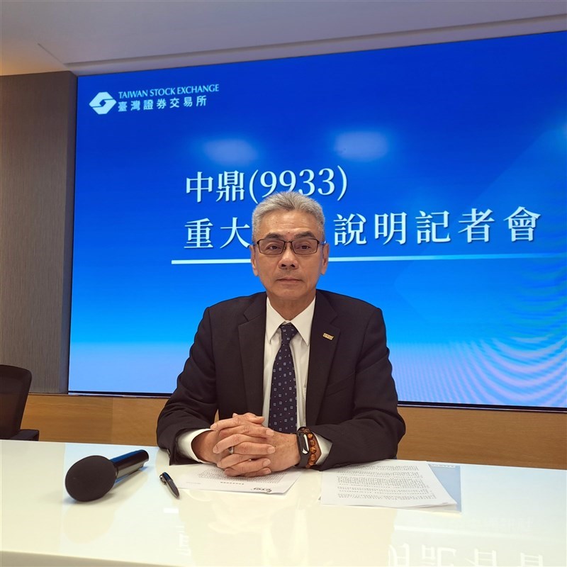 中鼎工程因應子公司應收帳款事件,13日宣布提列長期應收款的預期信用減損約新台幣31億元,14日早盤股價最低達28.05元,跌4.42%。圖為中鼎董事長楊宗興13日出席重大訊息記者會。(中央社檔案照片)