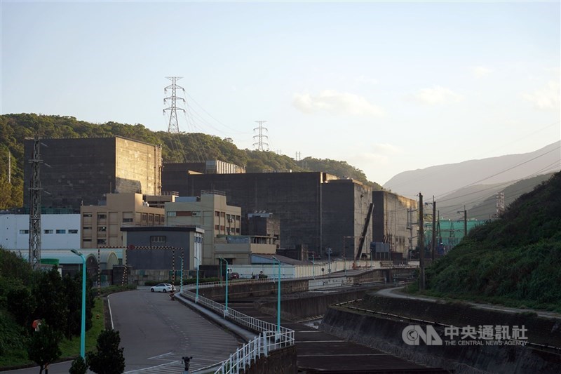 在野黨立委要求台電承諾重啟核電及不漲電價,以換取千億預算撥補。台電表示,核能使用以安全為前提,不能輕率以對,把核安作為交換條件不是負責態度。圖為核一廠外觀。(中央社檔案照片)