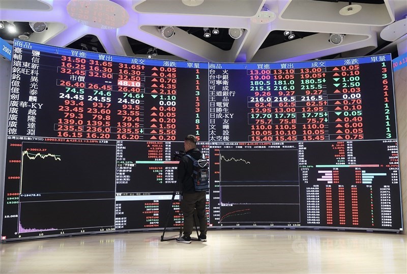 經濟部表示,113年上市櫃公司營業利益新台幣2兆4211億元,年增30.6%;其中,製造業方面,以電子零組件獲利能力最佳,製造業營利冠軍則是台積電,營利達1兆3171億元。(中央社檔案照片)