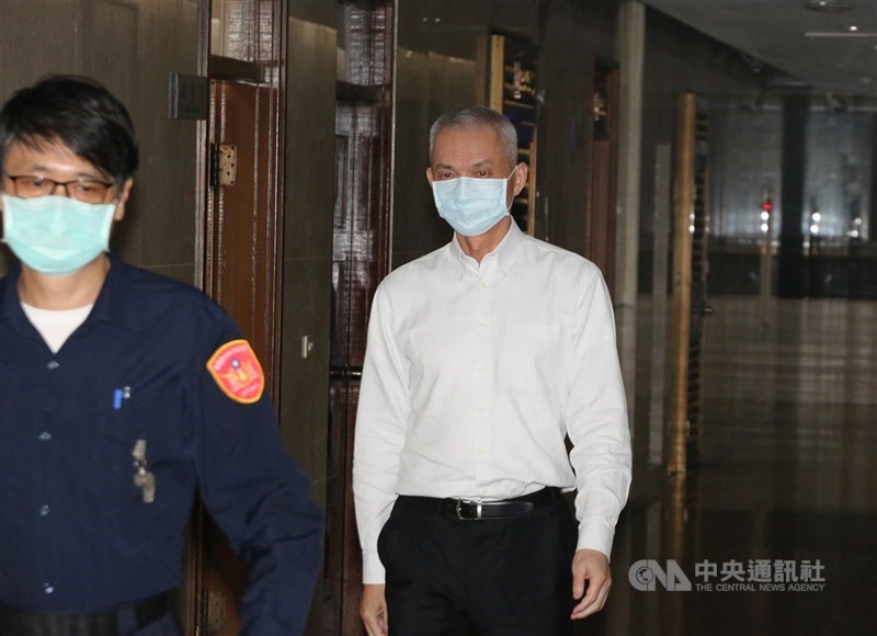國寶集團總裁朱國榮(後)涉多項炒股及內線交易罪,於案件審理中棄保潛逃。(中央社檔案照片)
