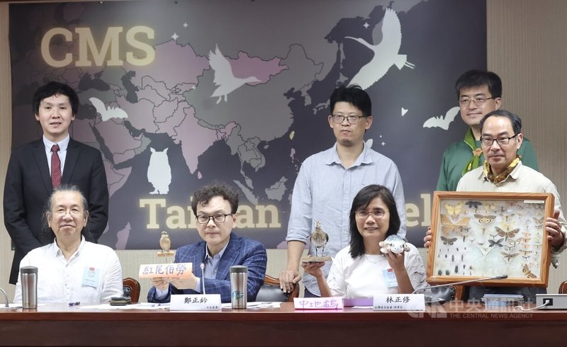 國民黨立委鄭正鈐(前左2)與台灣暗空協會14日在立法院舉辦「遷徙物種保育與CMS倡議」公聽會,呼籲政府加強光害立法,確保每個遷徙物種的重要棲地能得到全面性的保護,善盡國際的生態保育責任。中央社記者張皓安攝 114年5月14日