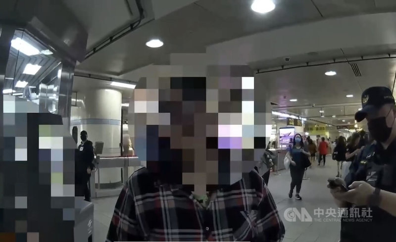 台北市西門町商圈13日晚間有名女子不滿街頭藝人表演踢道具出氣,隨後一路步行至西門站6號出口附近要搭乘電梯,38歲蘇女(前中)目睹全程指稱她舉止不當,該女竟持剪刀恐嚇蘇女,警方獲報追查。(翻攝照片)中央社記者黃麗芸傳真 114年5月14日