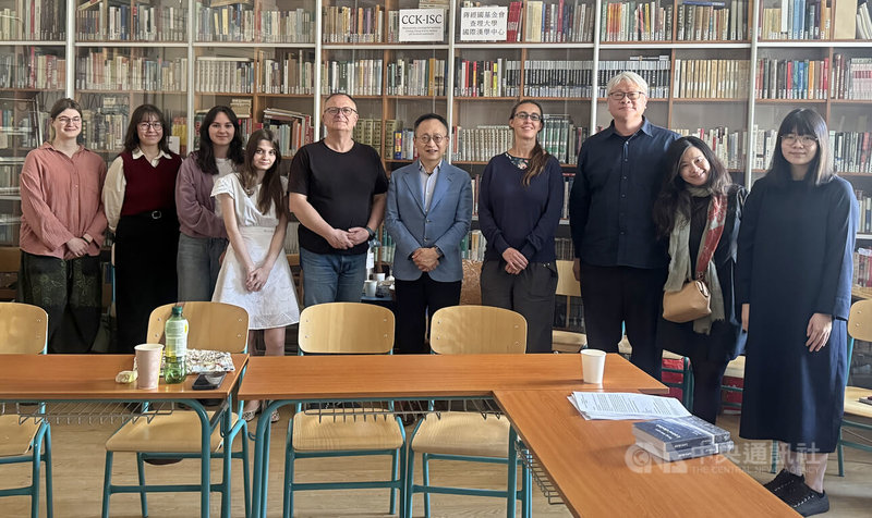 國立台灣文學館、捷克查理大學比較文學研究所與麋鹿出版社,12、13日在捷克共同舉辦「國際脈絡中的台灣文學」工作坊,邀請作家紀大偉(右5)與童偉格(右3)分享自身創作經驗。中央社記者劉郁葶布拉格攝 114年5月14日