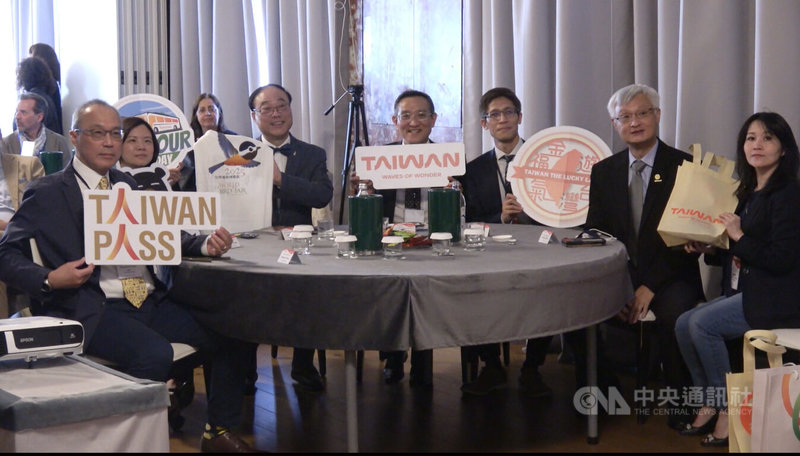交通部觀光署13日首度到羅馬舉行推廣台灣旅遊的活動,署長周永暉(左3)與駐義代表蔡允中(左4)出席。中央社記者黃雅詩羅馬攝 114年5月14日
