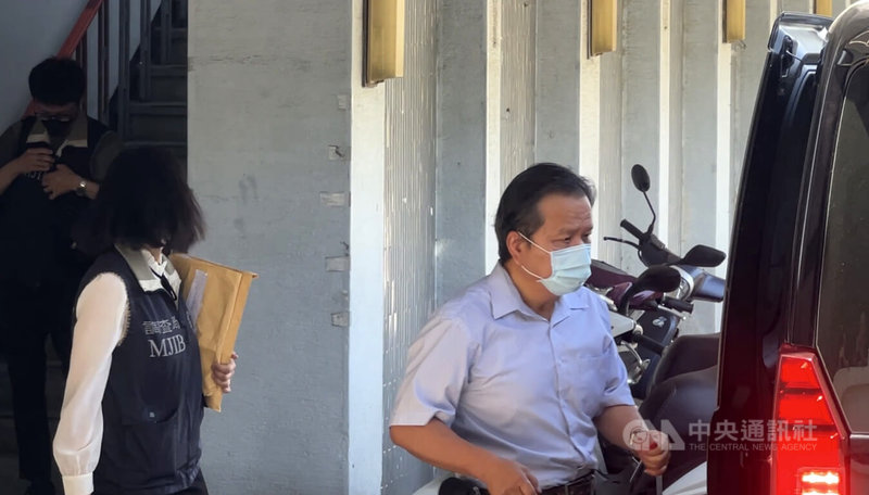 民進黨山地原住民立委伍麗華罷免提議案涉死亡連署,檢調14日搜索國民黨屏東縣黨部,並陸續帶回黨部書記長蕭榮明(右)等人。中央社記者李卉婷攝 114年5月14日