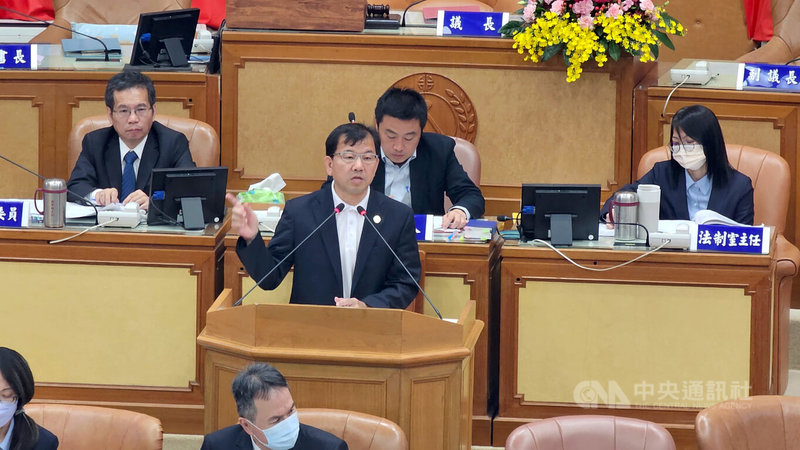 藝人涉用造假醫療證明規避兵役遭檢警調查。新北市議會14日進行業務質詢,民政局長林耀長(講台者)針對議員提問役男體檢複檢是否可能涉及2次造假時,表示「對」,負責的都是台北榮總。中央社記者王鴻國攝 114年5月14日